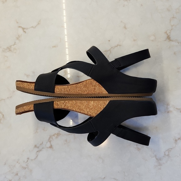 Euro Soft Gianetta Black Sandal, size 8, Thong with Velcro Strap, Vegan - Picture 3 of 5